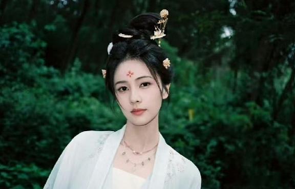 其实明眼人都看得出来， 白鹿这波被黑， 就是被资本做局了，咱们真的得带点自己的判
