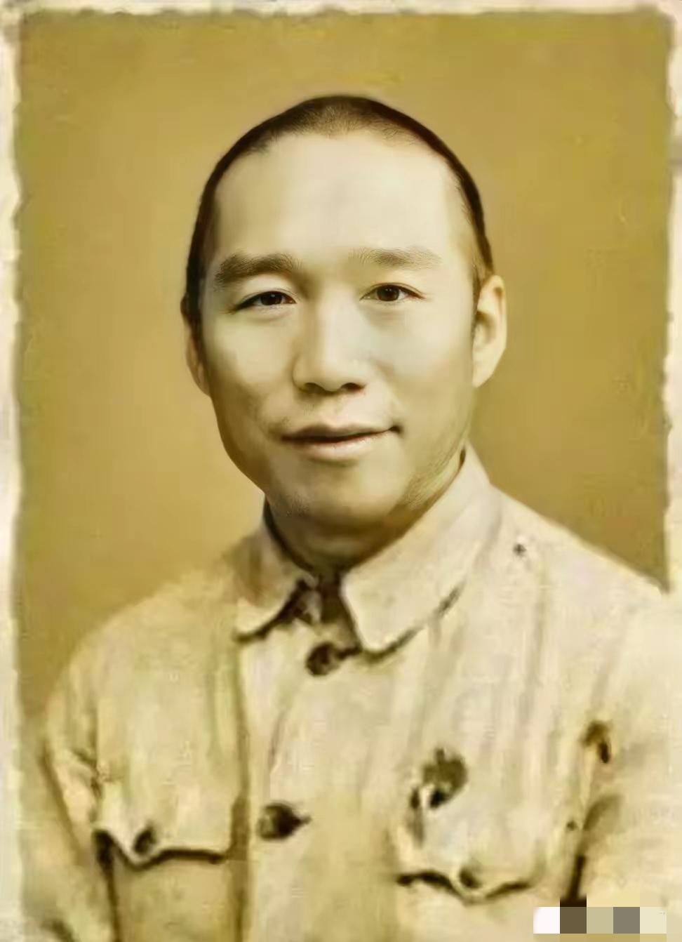 1948年，国军一个伙夫跟大部队走散了，被解放军拦下。战士们看他年纪大，不忍心为