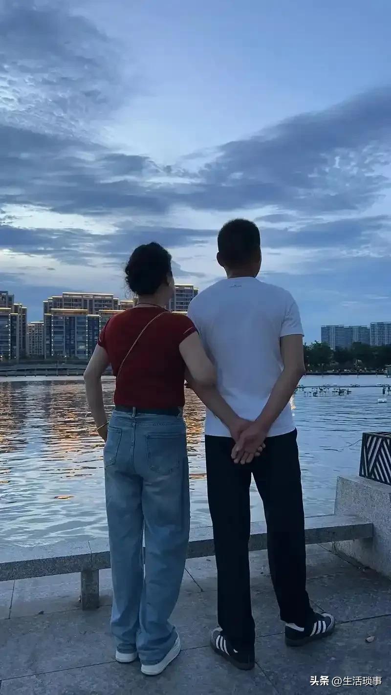 中年夫妻，千万不能两地分居
﹍﹍
我今年40岁，和老公两地分居。
不在一个地方上