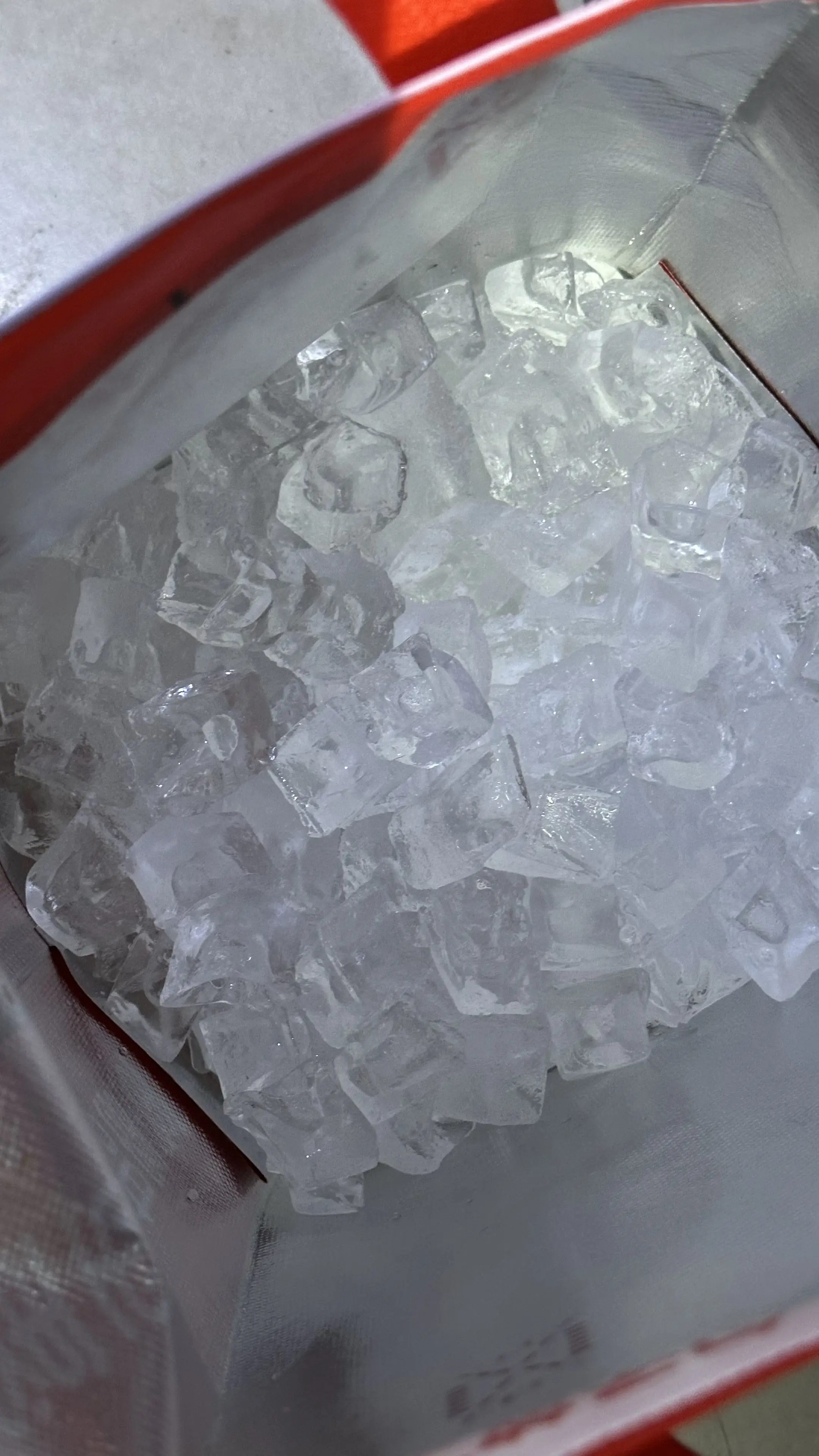 蜜雪冰城，你们送个雪糕过来要这么大方吗？好多冰啊，心情也降温了。