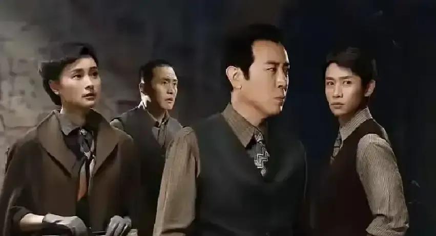 于和伟在《沉默的荣耀》里演吴石将军，我一口气追完十集，夜里两点还红着眼。
剧里他