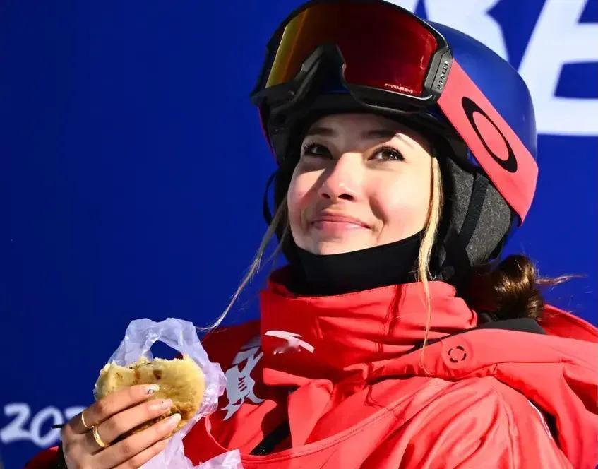 谷爱凌这是怎么了？
就在今天上午进行的自由式滑雪女子坡面障碍技巧资格赛中，出现了