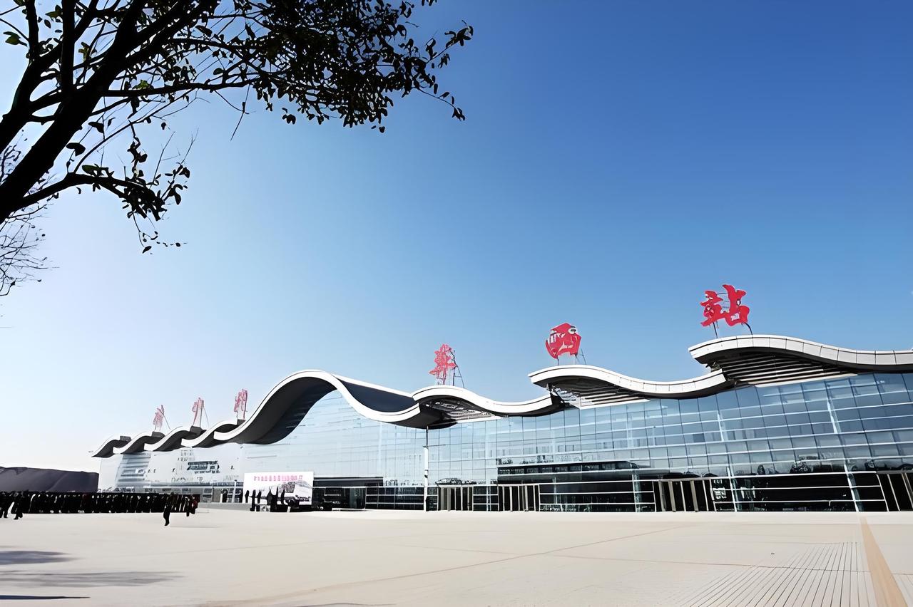 【离谱！济宁1.5亿建汽车西站，日均客流不足5人，闲置12年现状唏嘘】谁能想到，