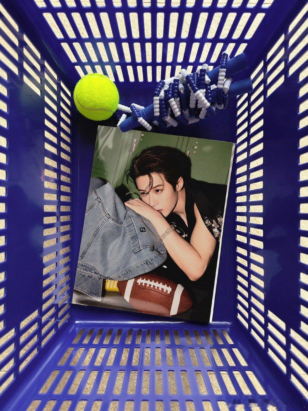 檀健次第二组出图，好有创意啊，五彩斑斓的生活！ ​​​