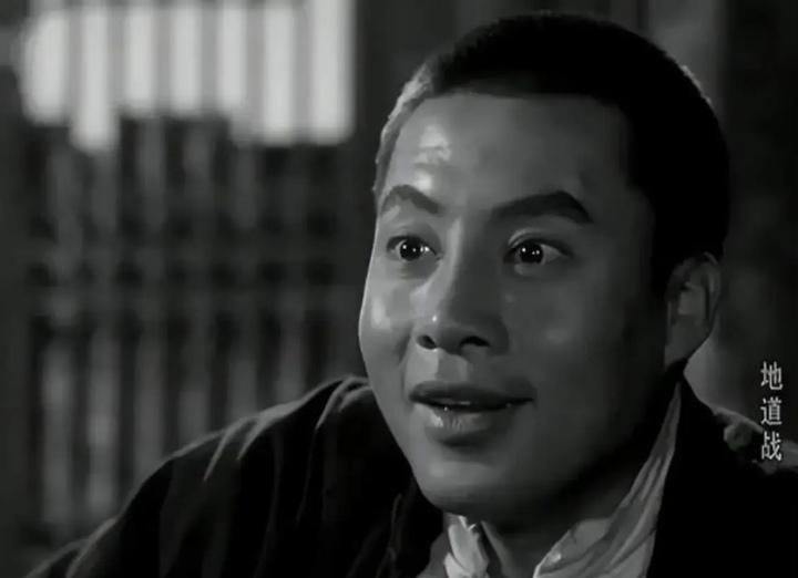 这组黑白剧照源自1965年八一厂的经典老片《地道战》，承载着几代人关于露天电影的