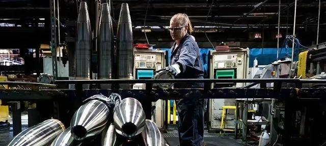 美军正急着补充武器库存的关键时刻，中方突然宣布了一个大消息，这下白宫彻底傻眼了！