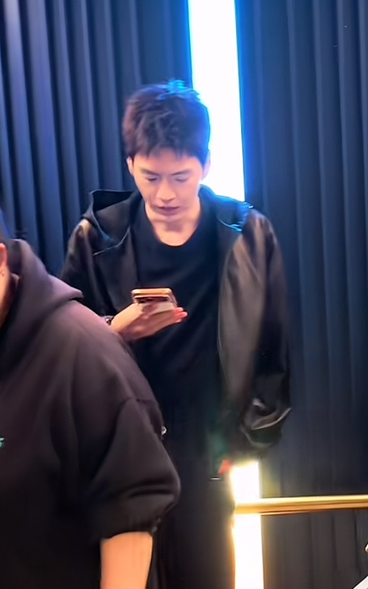 无予伦毕  💛无予伦毕 奈奈的 老爸就一直抱着手机🙉 