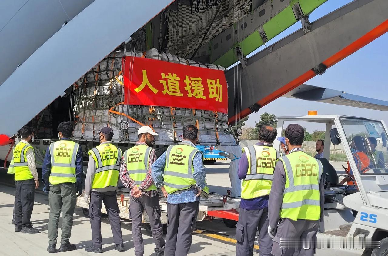 运-20飞向喀布尔！中国5000万救灾物资火速抵达阿富汗
 
凌晨4点，中国空军
