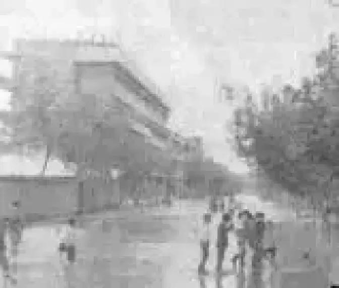 1982年荆州闹市区荆中东路烂得能崴脚，一下雨就踩水坑，沿街单位凑了五万四准备修