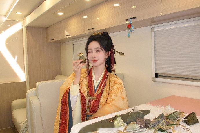 孟子义端午语音发博孟子义手搓端午特供粽香包 孟子义亲手搓出端午特供粽香包，手工心