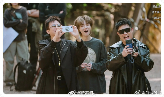 【#邓超问五哈有什么需要调整的#】5日，发文问网友：五哈开始了，在看吗？有什么需