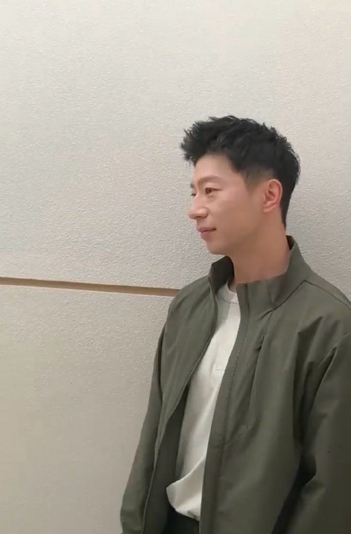 笙笙给马龙拍了拍立得马龙在笙笙镜头下比耶 笙笙给马龙拍了拍立得，拍照的时候比耶的