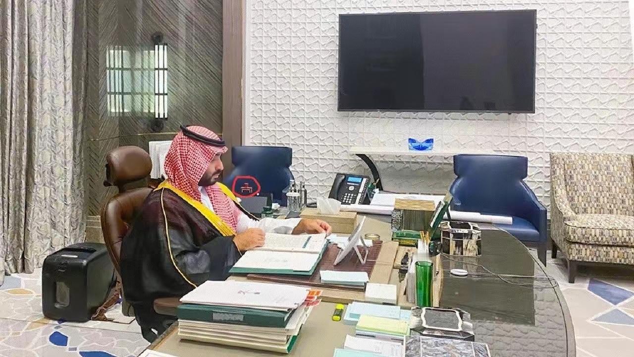 黄仁勋爆沙特王储私生活，家里摆满几十台顶级电脑，打游戏一点都不卡！这个消息不是来