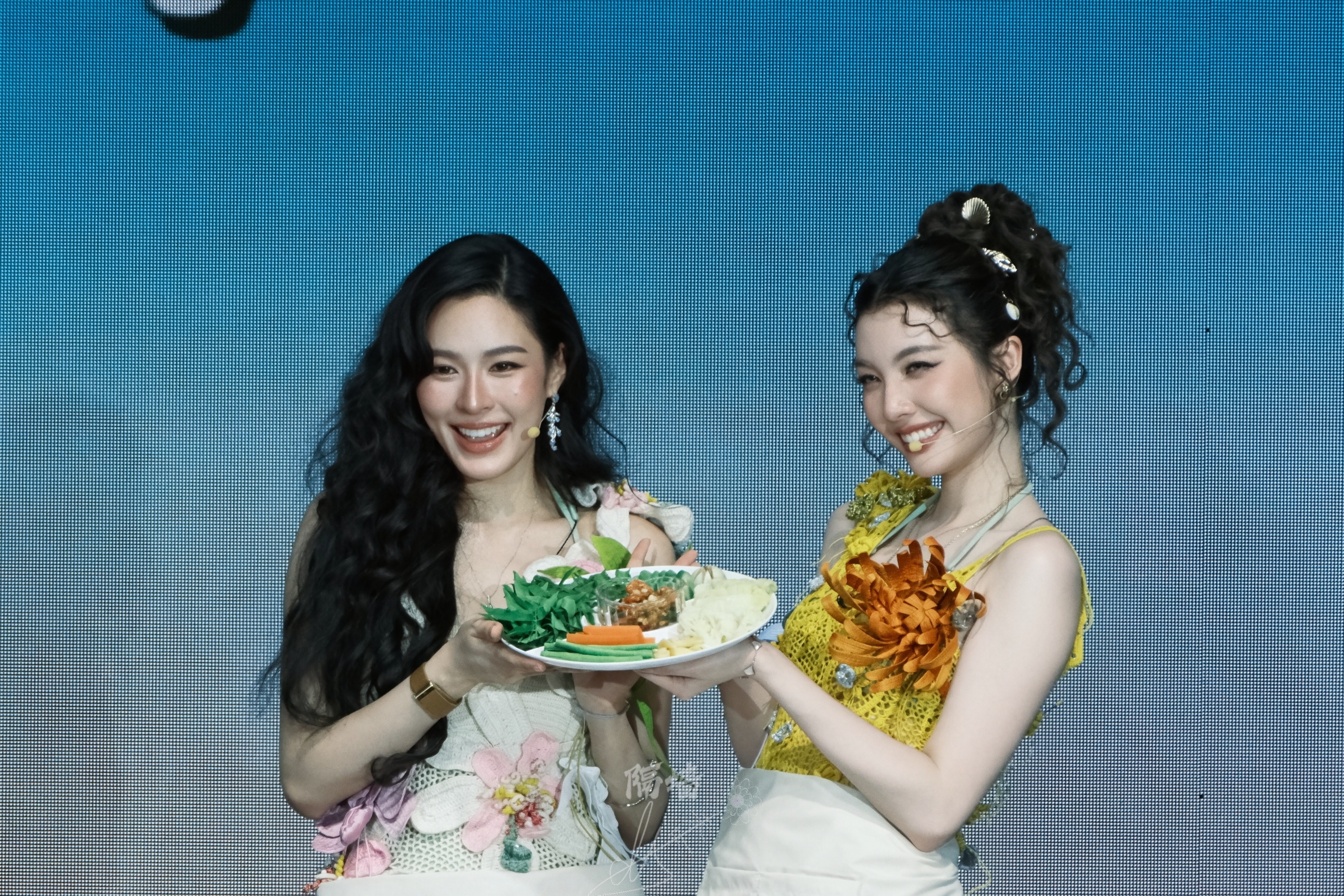 三台下次还安排她俩做食物的话完全可以现场抽观众吃啊一定很有节目，hhh 
