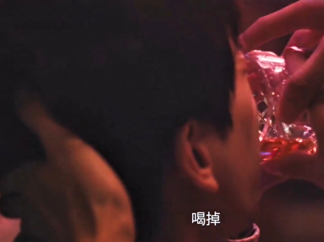 咋还摁着晓儿的后脑勺喝[哪吒嘟嘴] ​​​