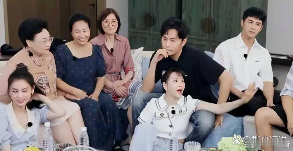 52岁的伊能静，幸福地依偎在秦昊的腿上，秦昊手部的含义，你看懂了吗？ ​​​