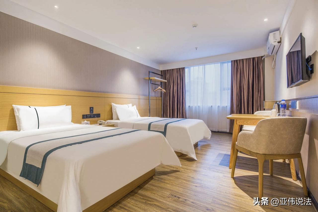 太吓人了！内蒙古赤峰，女子和闺蜜旅游时入住了一家酒店，谁知睡到半夜，房门突然被两