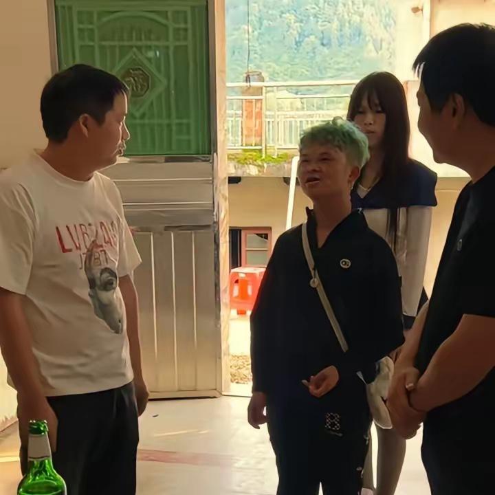 最让人揪心的是小马云本人。他看着傻傻的，其实心里啥都明白。面对两边吵架，他夹在中
