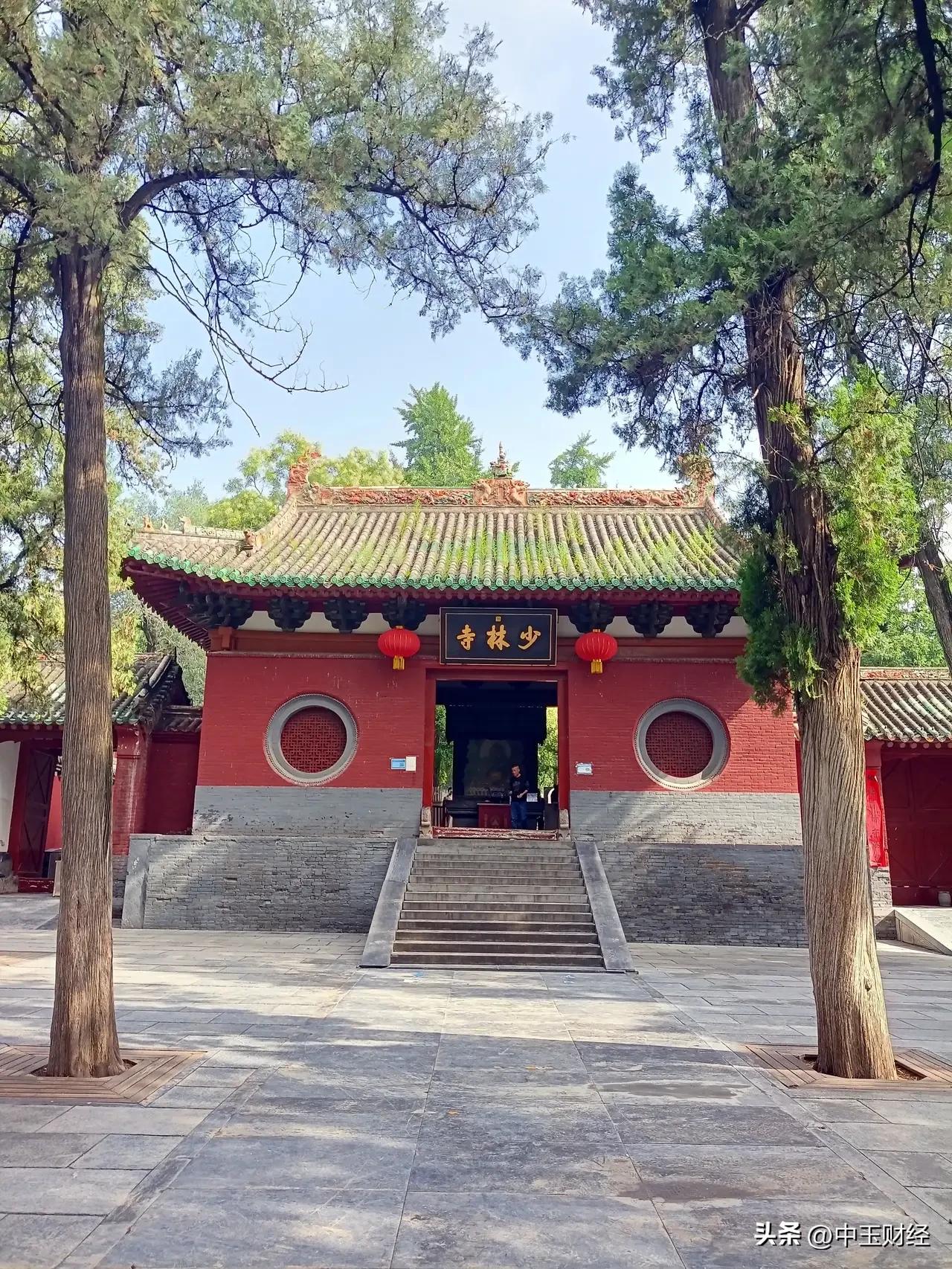 来这游玩，第一天可深度游少林寺，上午逛常住院、塔林，看武术表演；下午徒步三皇寨，