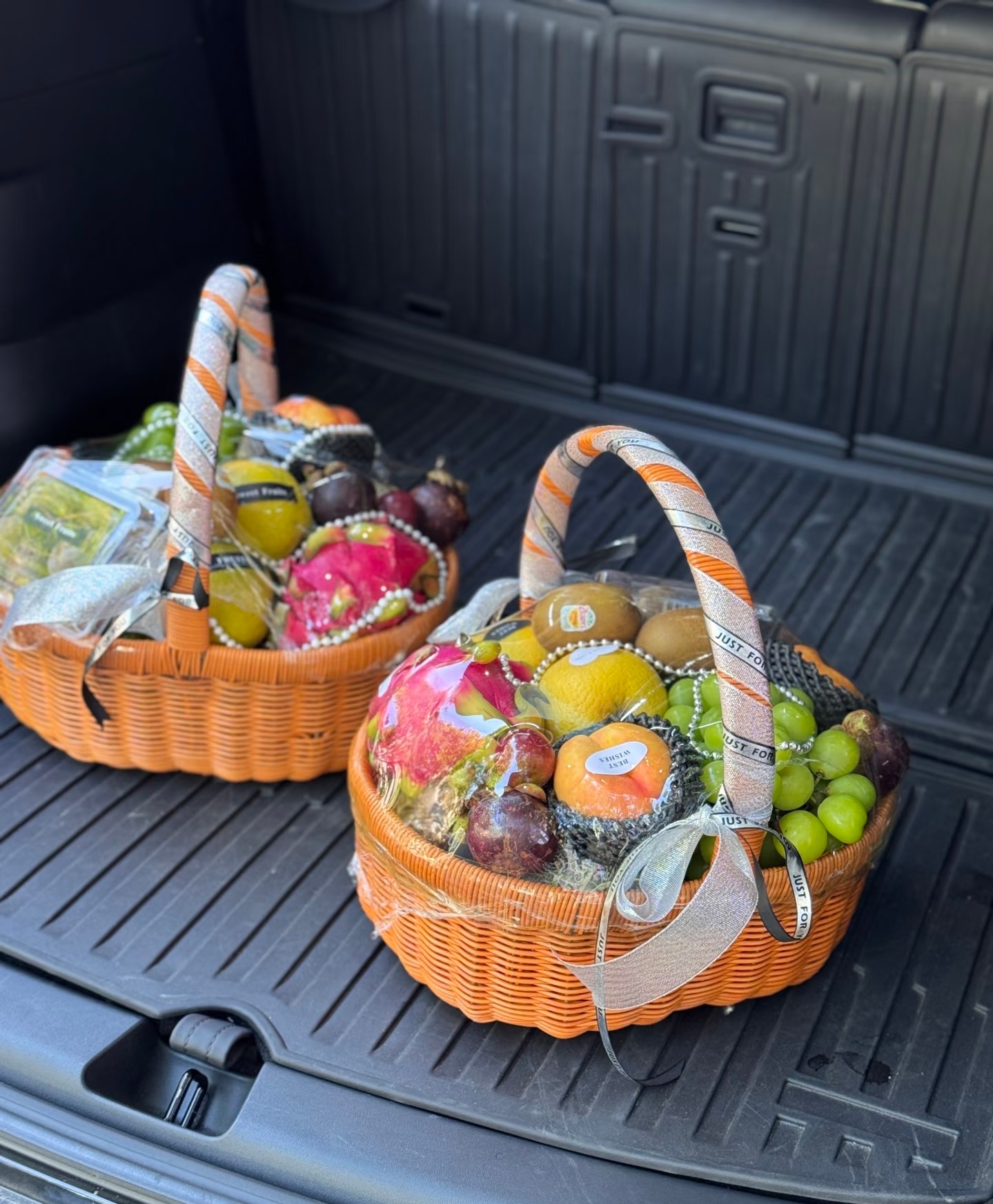 杨瀚森，我给你掂了俩果篮，今天你给斯普利特送去吧！你就给教练说: 现在队里怎么打