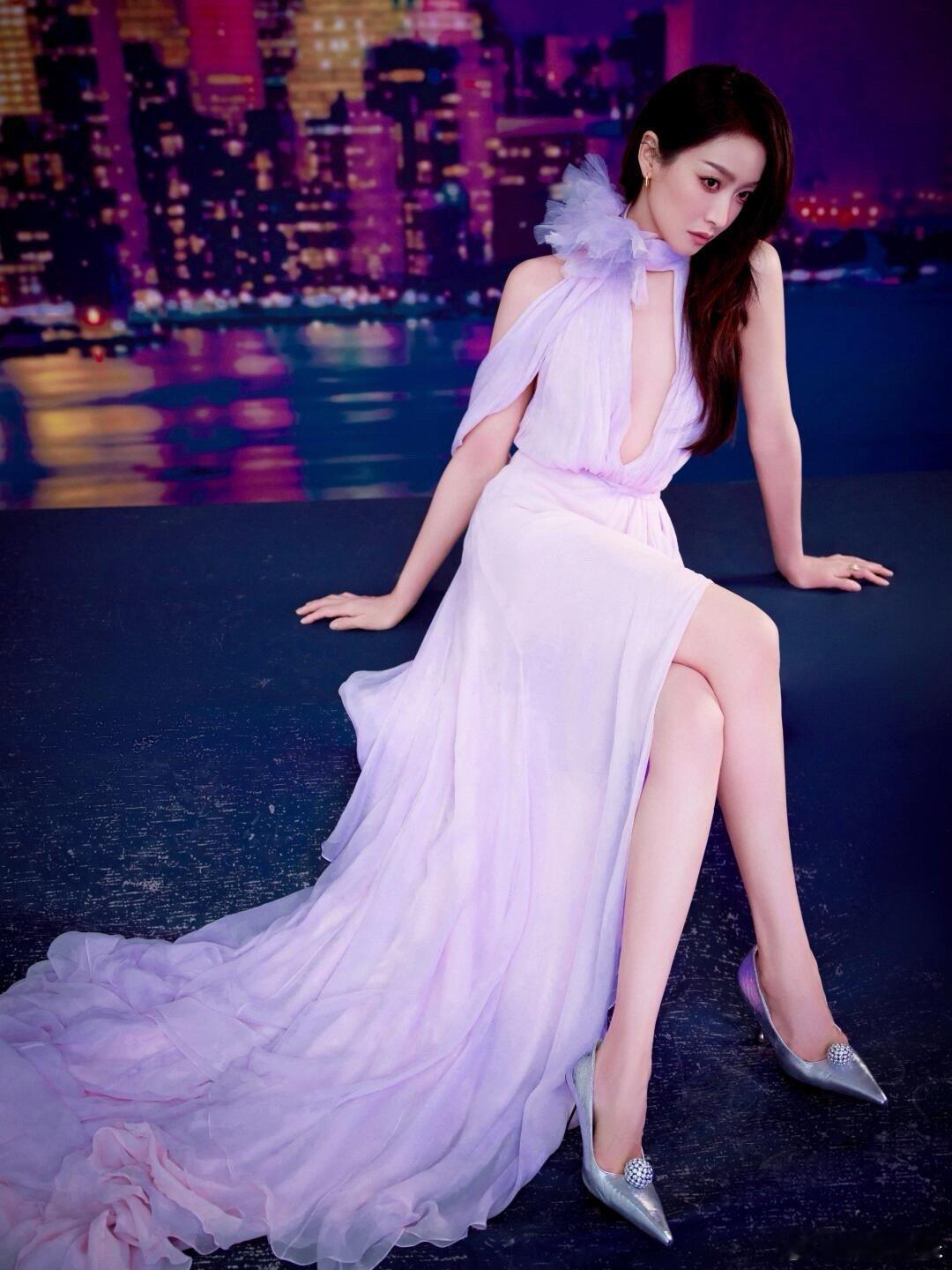 宋茜[超话]   宋茜一袭紫色深V纱裙，身材曼妙，姿势撩人，这件礼服不仅颜色选得