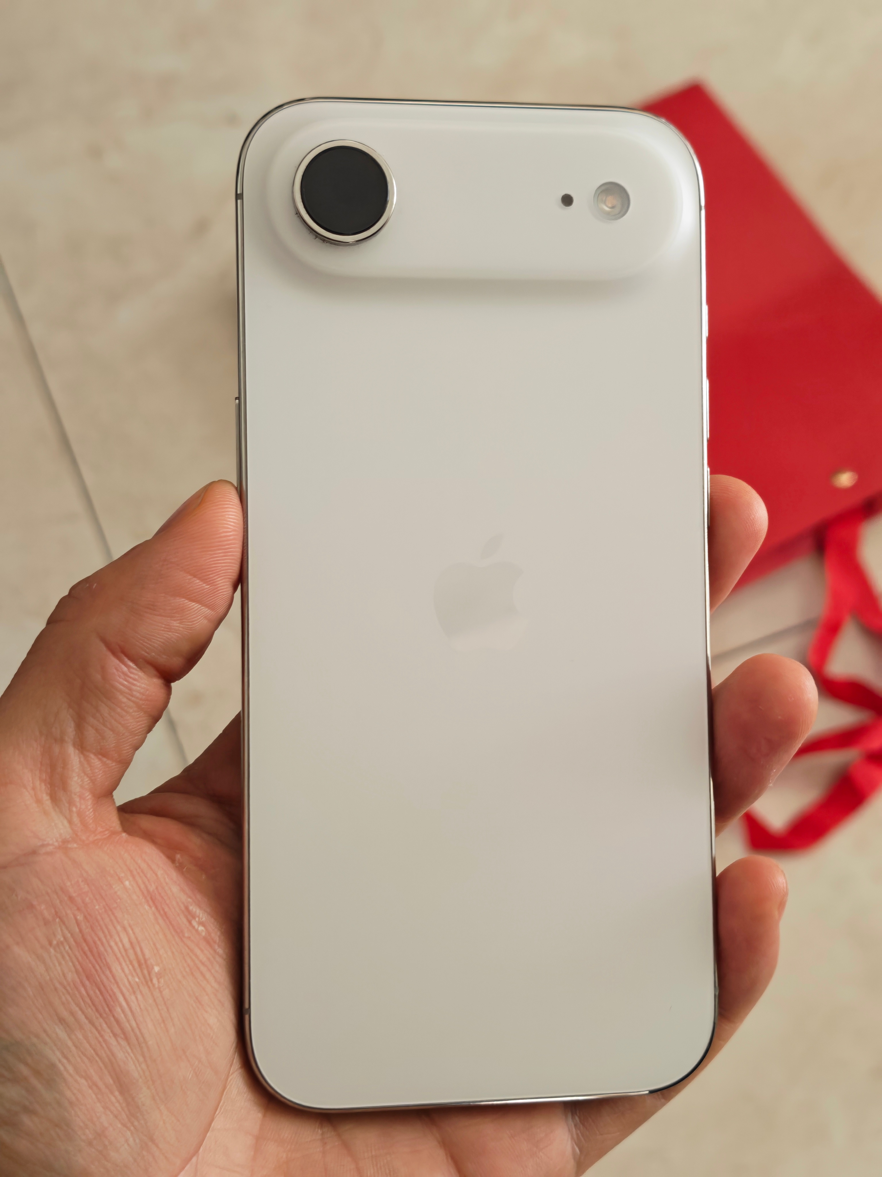 5800 买的二手 iPhone Air 256GB 白色，用了三个月左右，中间