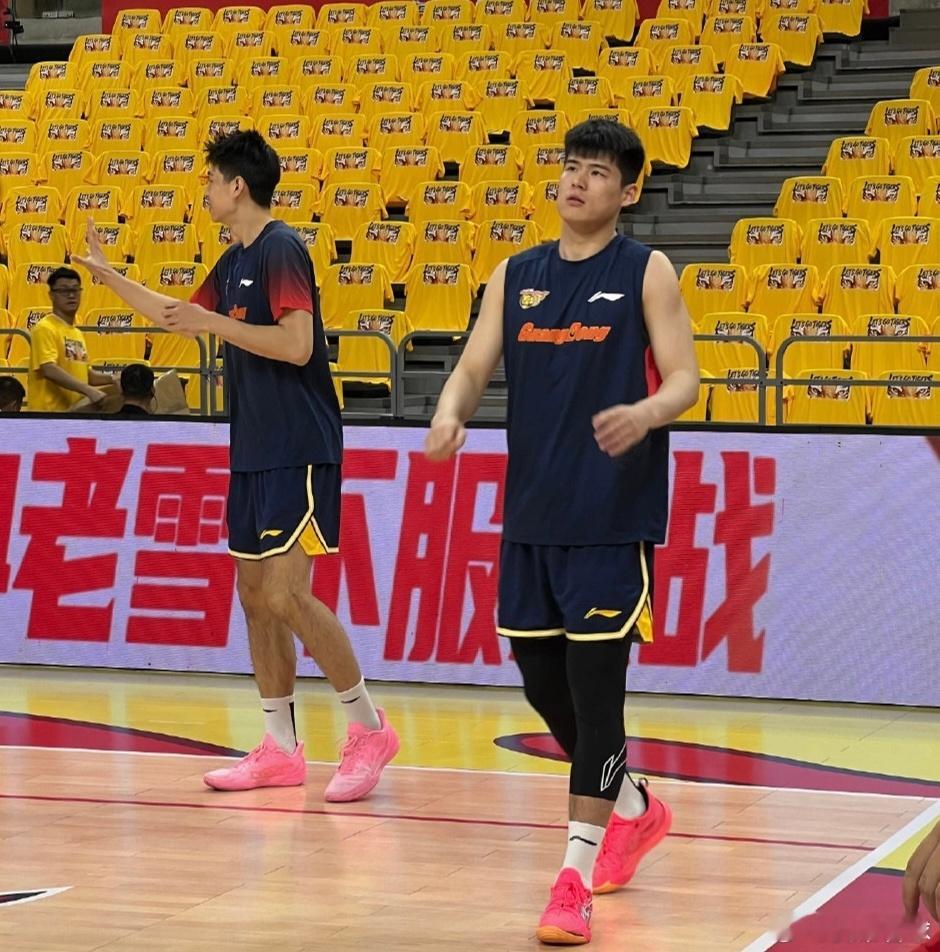 广东队大名单出炉，杜锋做出调整，小将陈家政进入轮换，老熟人二飞、张明池都来到现场