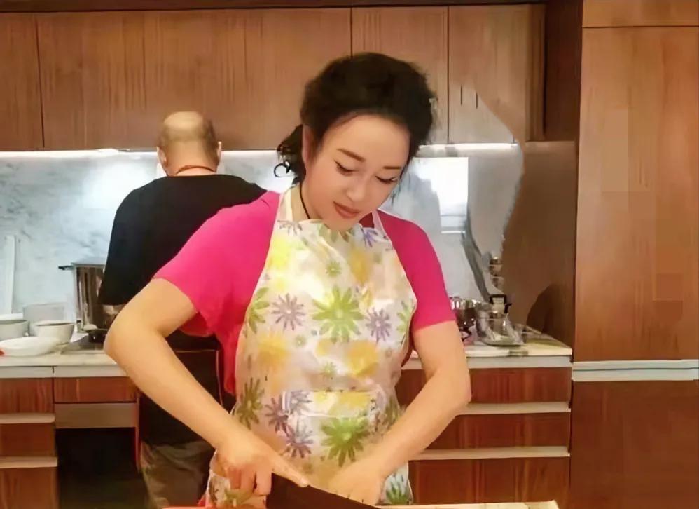 她这辈子值了，性格强势不服输，鼎盛期家喻户晓，演技也不错，有好友雪中送炭，婚姻自