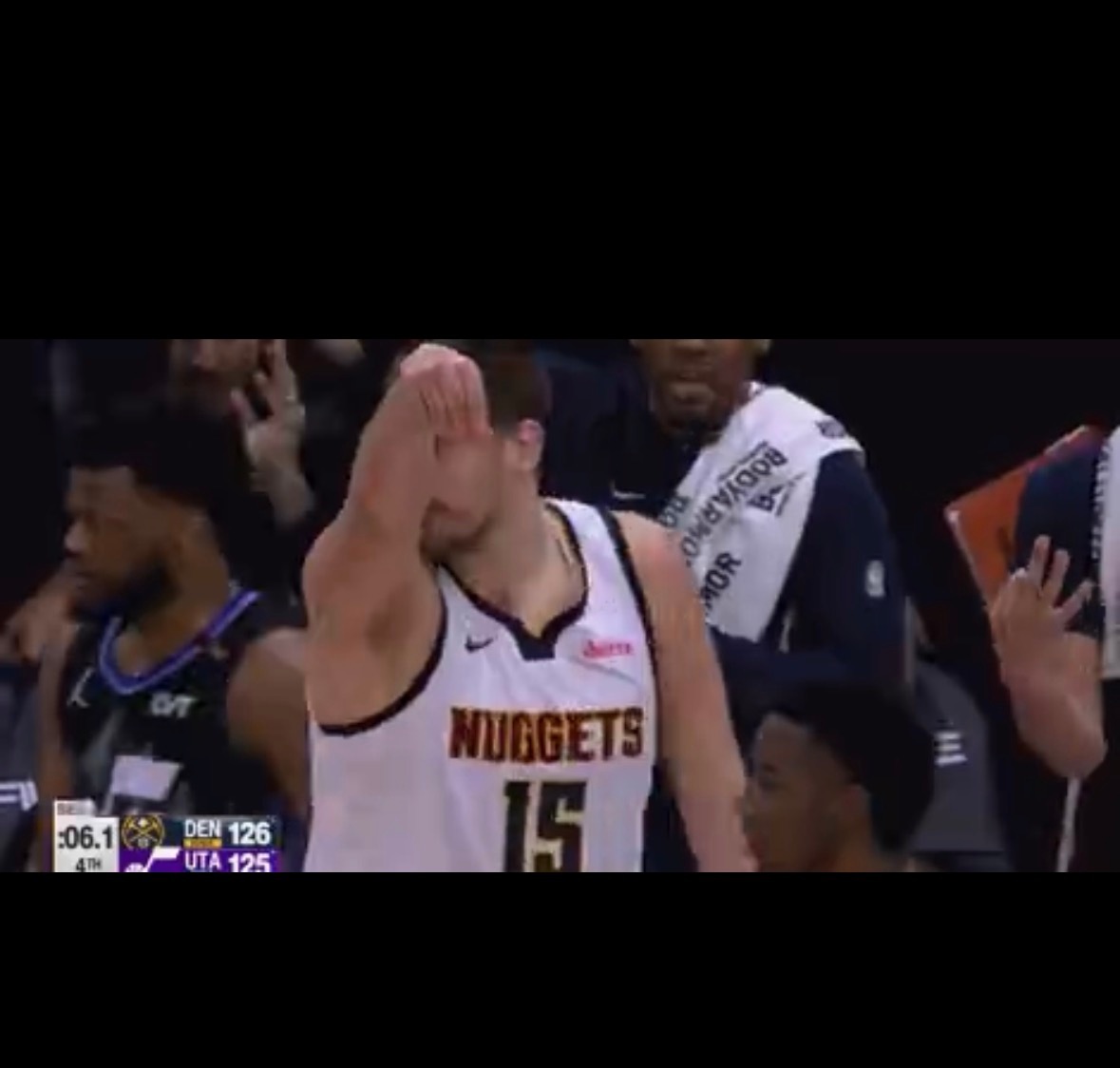 约老师想造三分犯规……裁判没给……你以为是骑士队呀