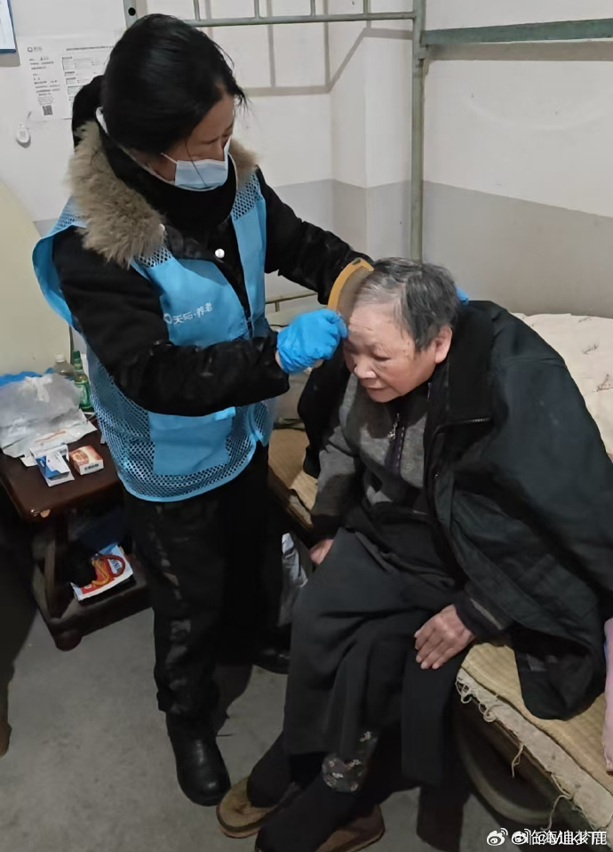 锦旗见证医保中心与失能家庭的温暖故事一面锦旗，一份认可，一份担当。临海医保中心用