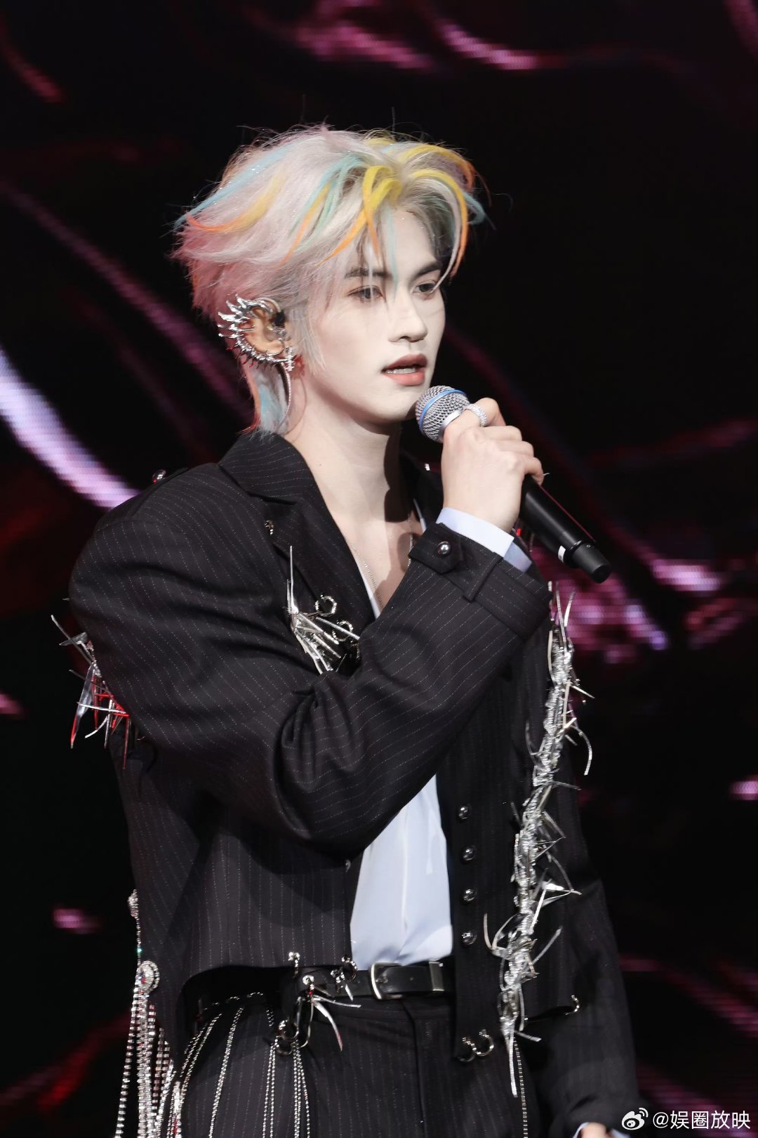 云旗把云熠应援色染头上了银白基底晕开青橙挑染，这发色就是给粉丝的糖！云旗宠粉太超