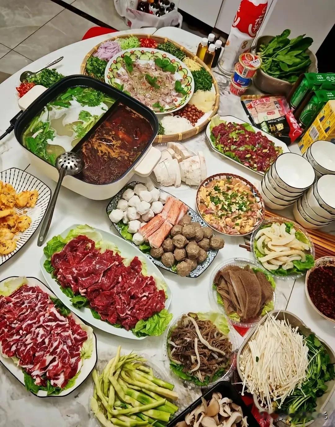 又到了吃火锅的季节

花了550块钱办的这一桌

到火锅店这么多菜下来没有千儿八