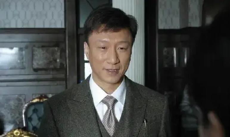 余则成老了，台北街头被个长得像翠平的女孩撞了下，手里多了张戏票。

票根写着深海