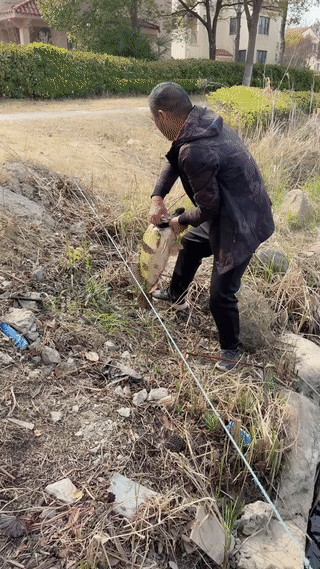 一名男子竟然在一个小区的人工景观湖里意外钓到一条大桂鱼？
真是让人看了太佩服了！