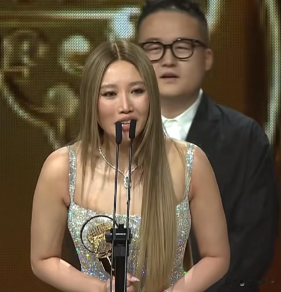主持领奖双丰收！A-Lin黄丽玲凭《幸福在歌唱》拿下金曲奖年度歌曲
 
第37届