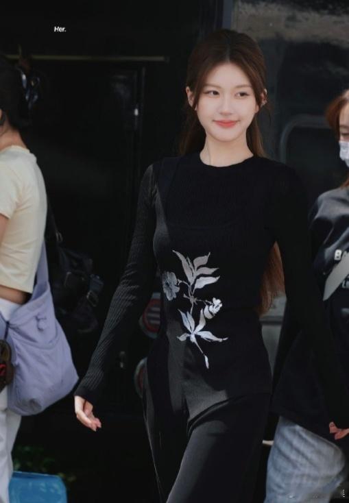 #赵露思新中式披发##赵露思全黑上衣叠穿# 赵露思凭借新中式披发和全黑上衣叠穿的