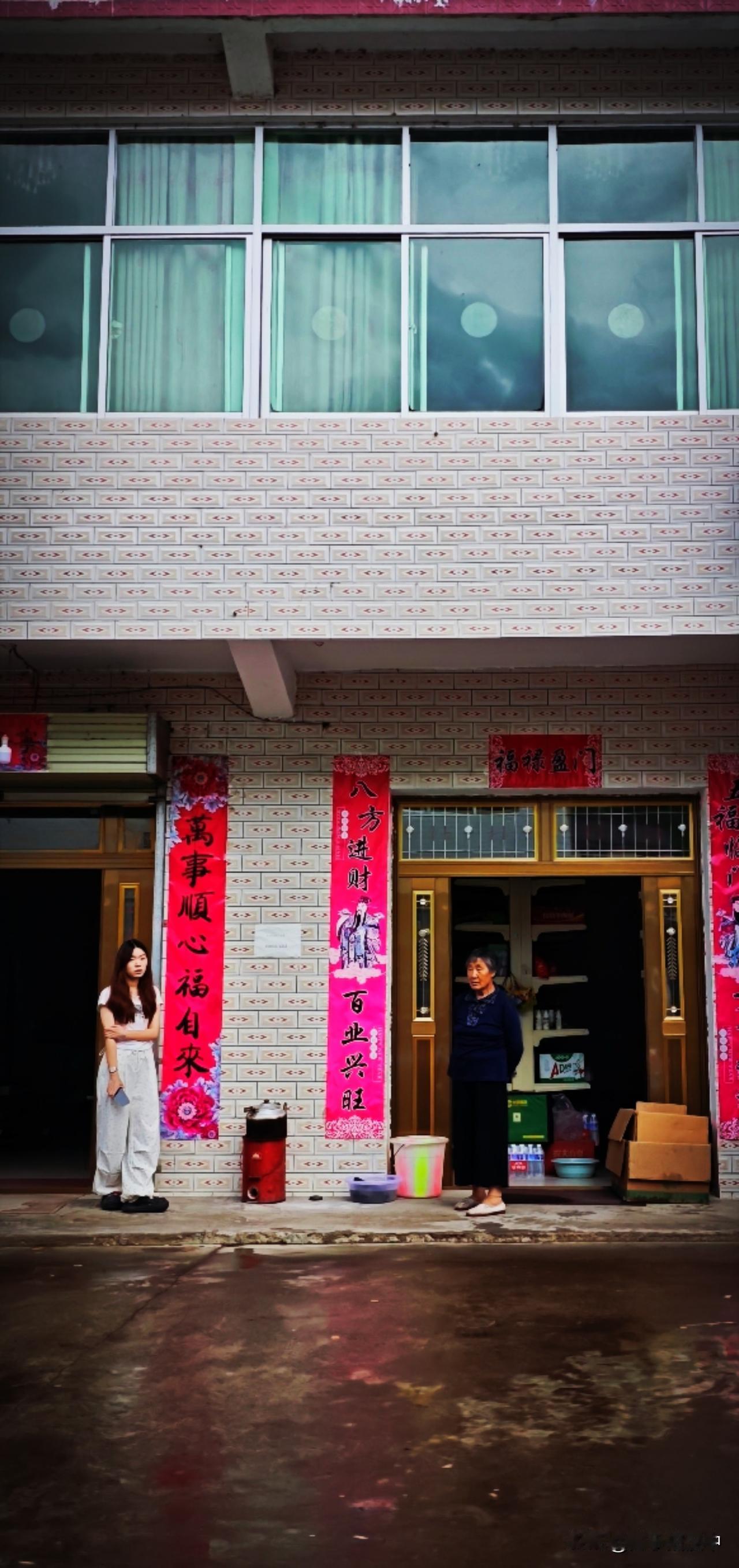 一檐之下，两代人倚门静默。对于年轻人，走进这间房子，就会马上意识到：到家了。老人