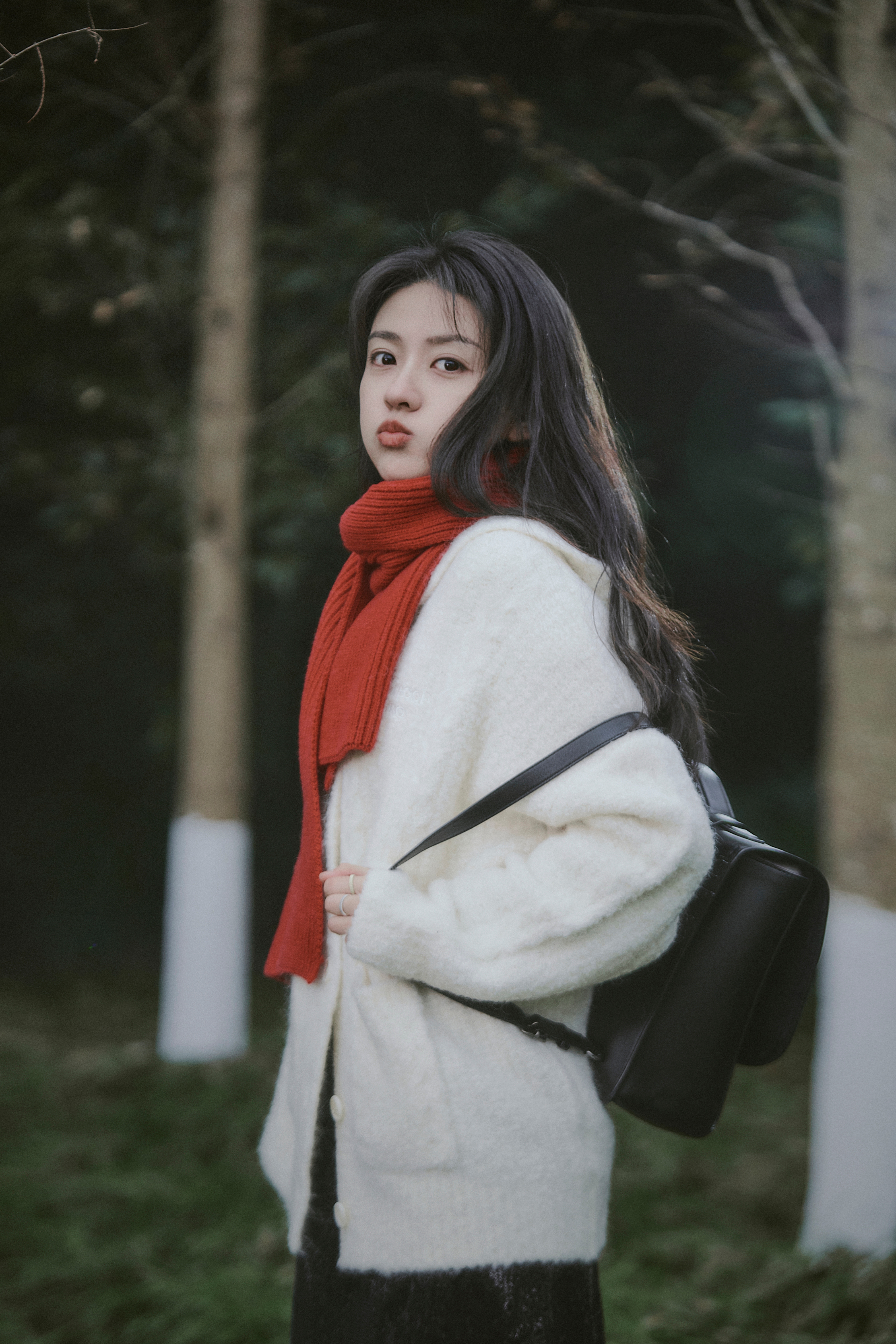 #梁洁和围巾的适配度##梁洁森林系氧气穿搭# 梁洁森林系氧气穿搭，不管什么颜色的