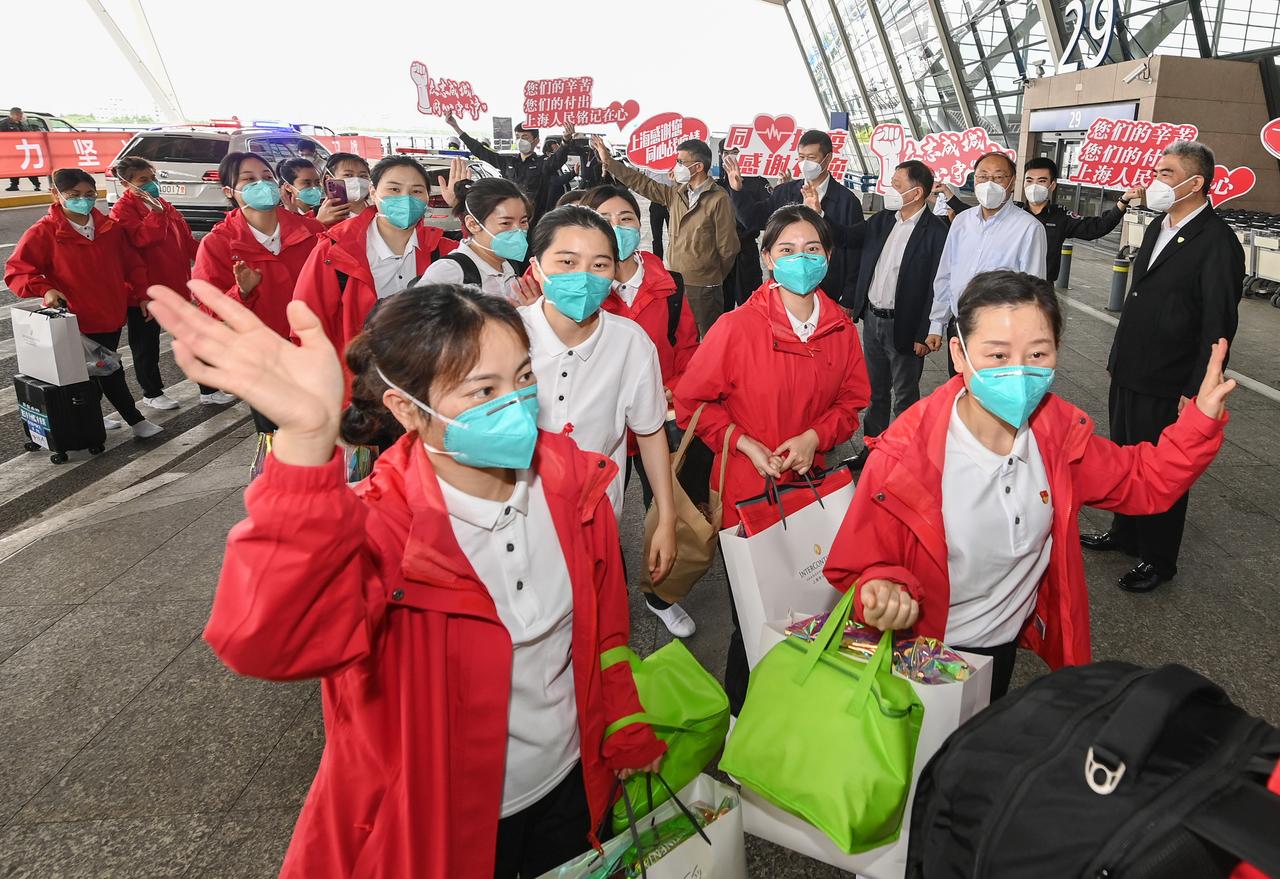 上海快速完成3.4万人紧急撤离，全程秩序井然。从预警发布到人员安置，各环节高效衔
