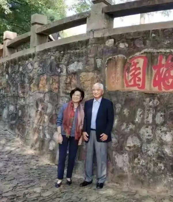 荣毅仁儿子荣智健、儿媳任顺弥罕见合影照

照片中在无锡梅园景区打卡留念的两位耄耋