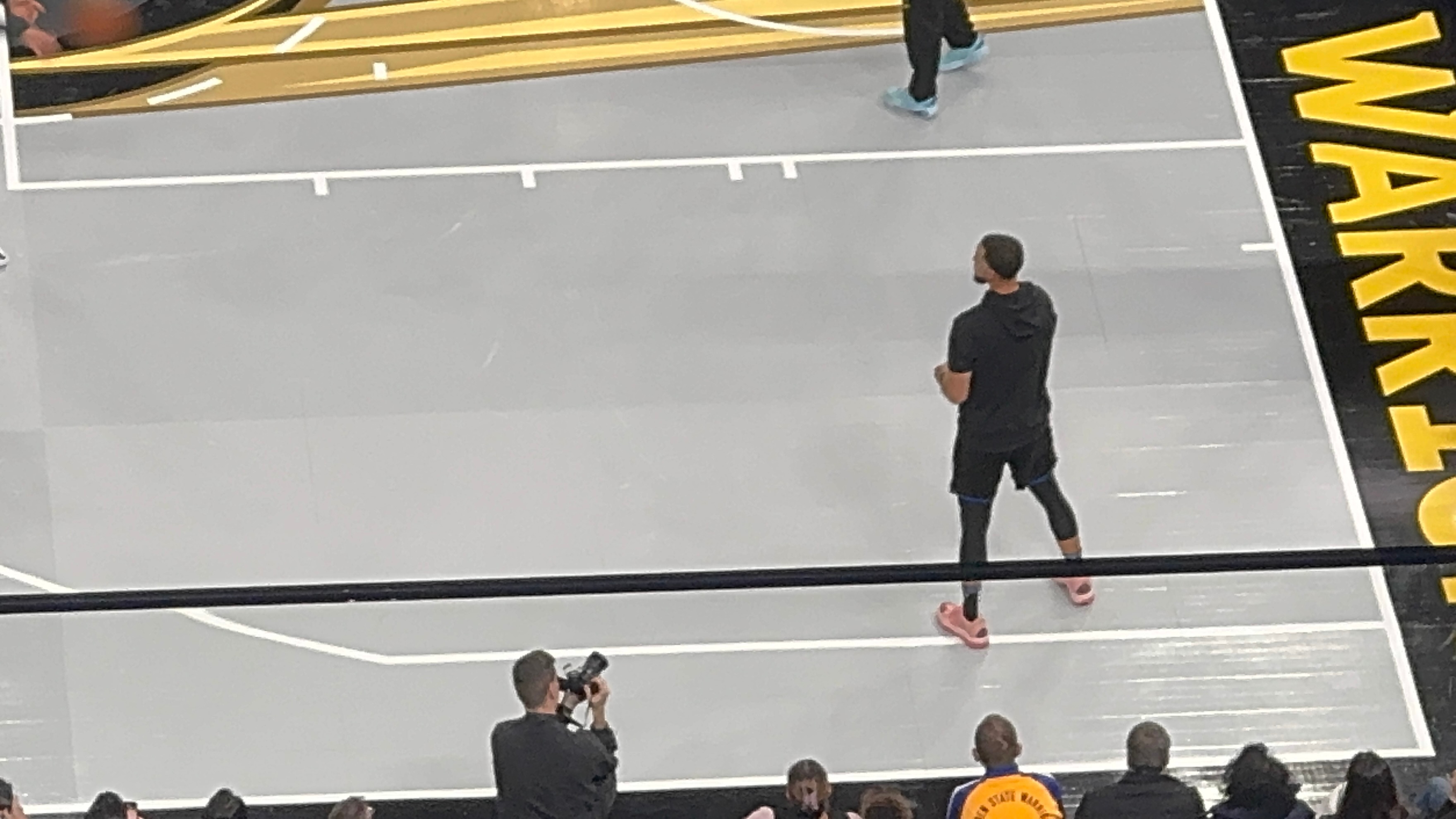 库里赛前训练上脚的鞋看起来像PUMA Hali 1又是没人预料到的一天Curry