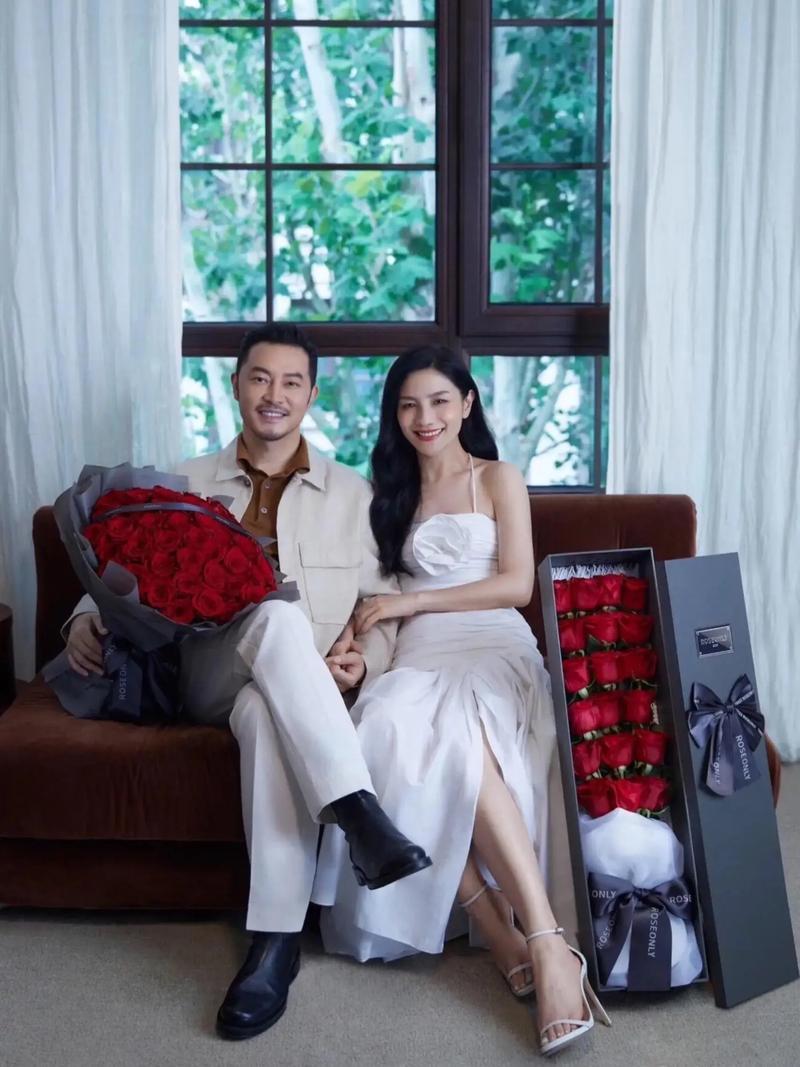 不知道为什么，我感觉娱乐圈里颜值最不相配的就是沙溢和胡可了！

胡可当年在校可是