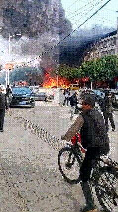 网友3月19日发布视频，具体发生时间地点不详，保密工作做的太好了。
疑似电动车想