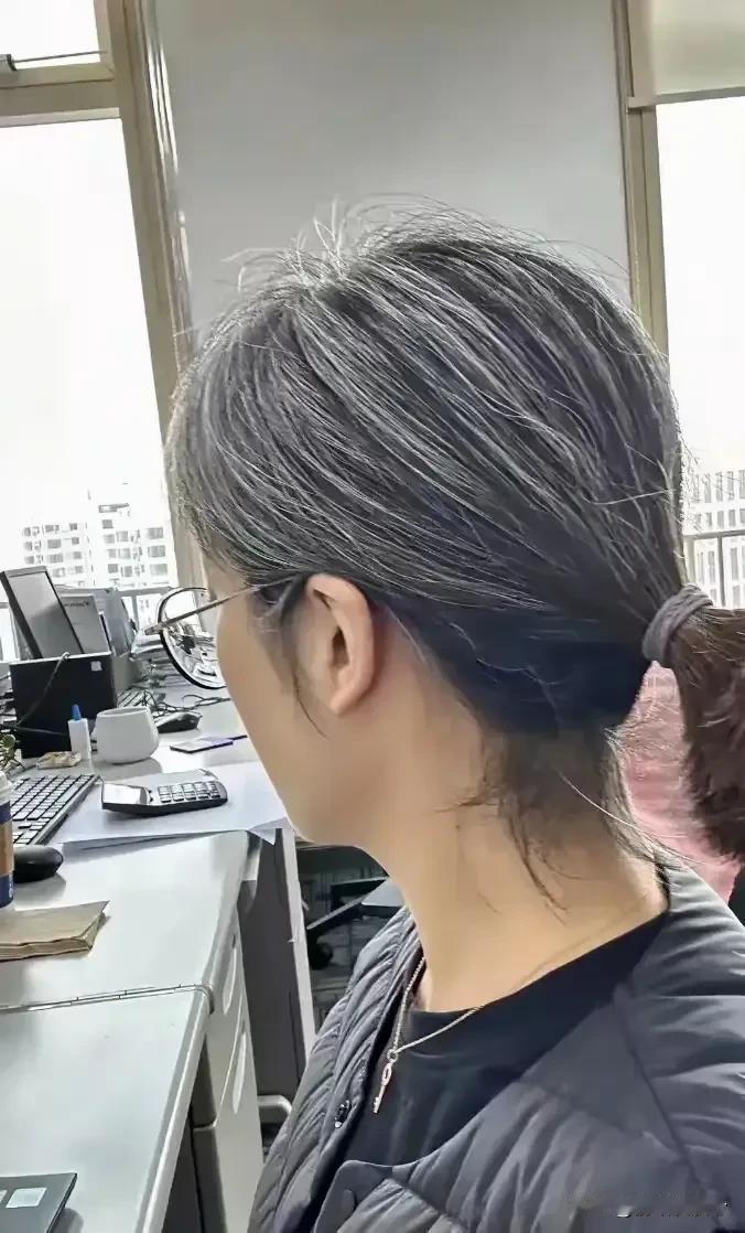 发现没有，如今很多女性年纪轻轻就开始头发花白了。不是基因问题，也不是辛苦劳累，就