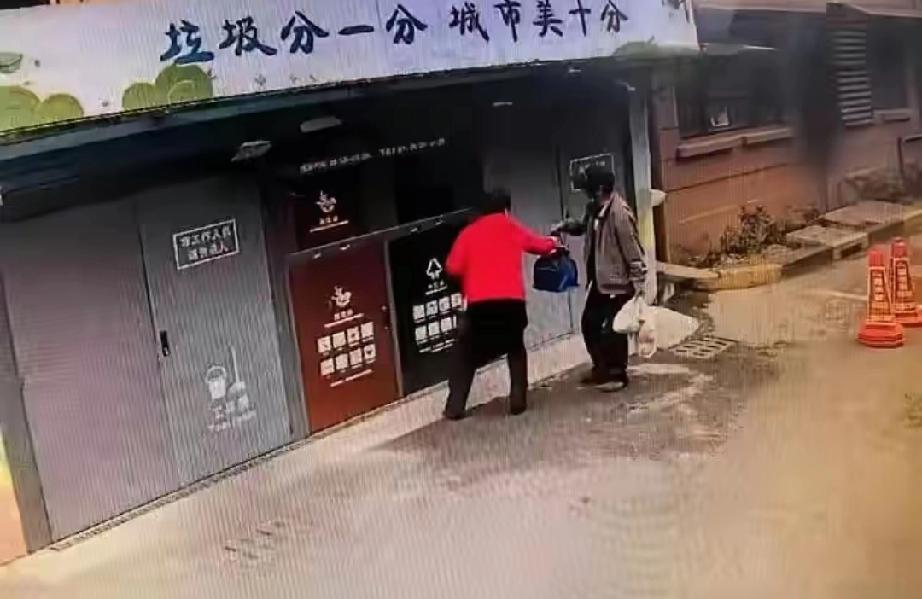 傻眼了！上海环卫大姐垃圾站捡了个旧牛奶箱，打开一看当场愣住了，里面整整齐齐码着3