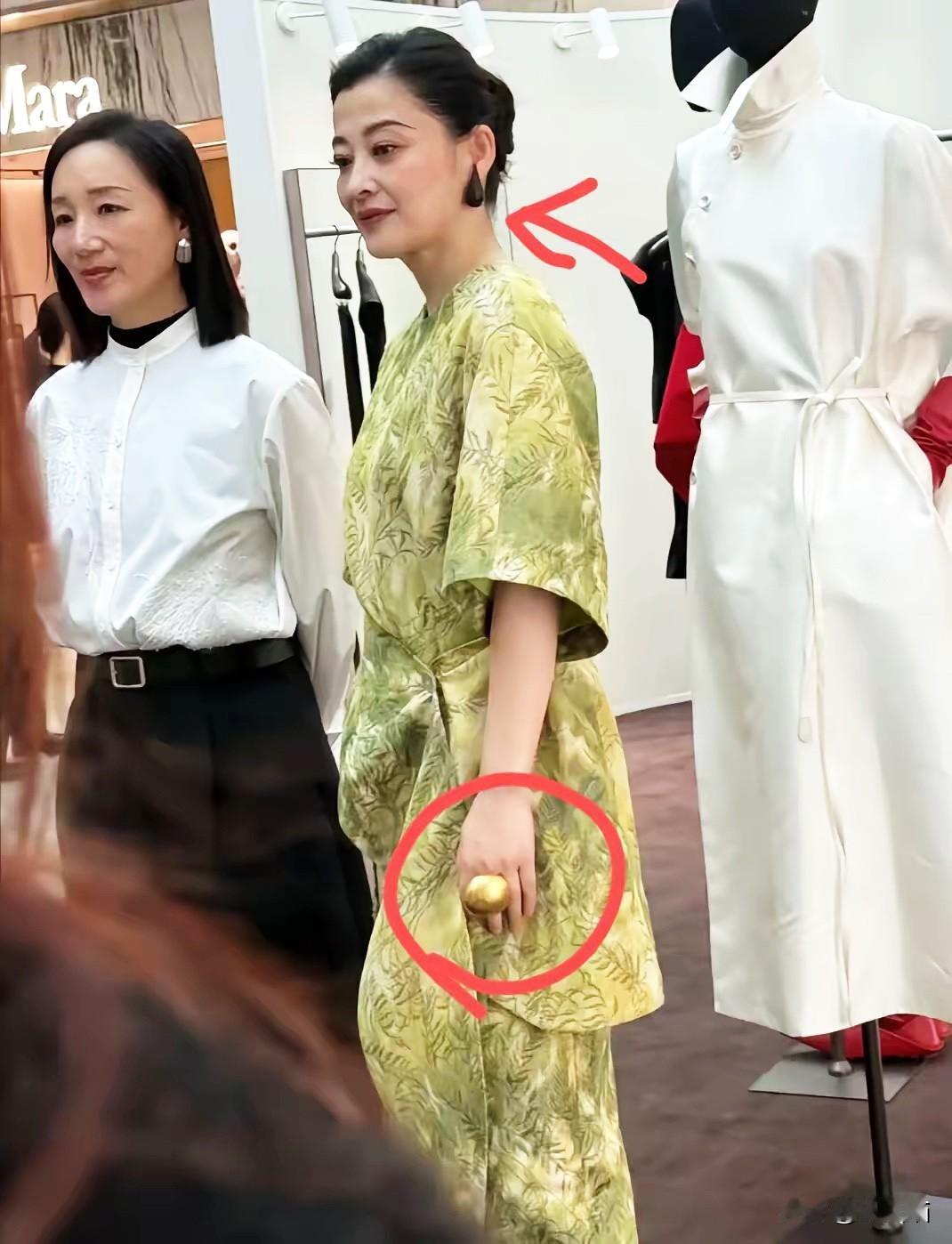 中年女明星里，我最想不通的就是梅婷了。

都50岁的实力派，怎么会在穿搭上栽这么