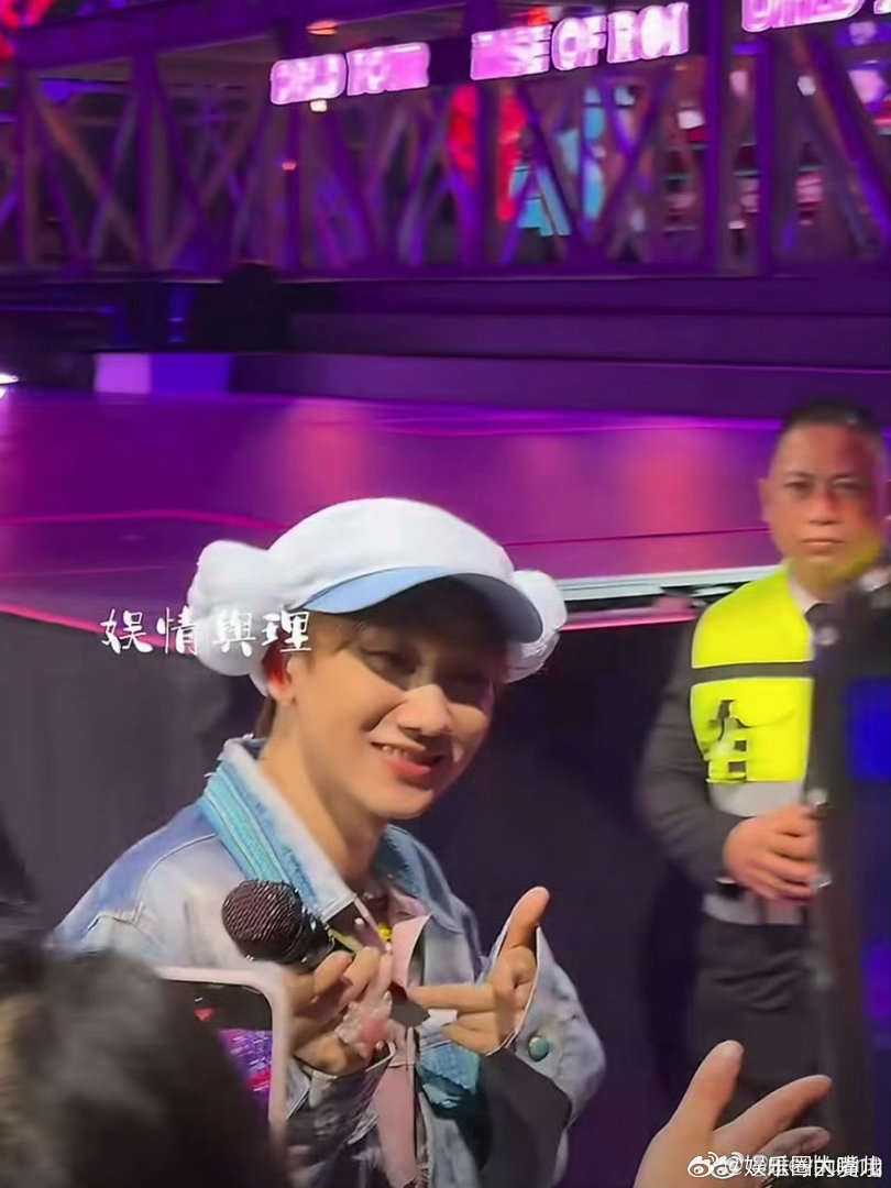 汪苏泷今天不握手了 安全第一，温情不减。汪苏泷今天选择挥手致意，粉丝用掌声回应，