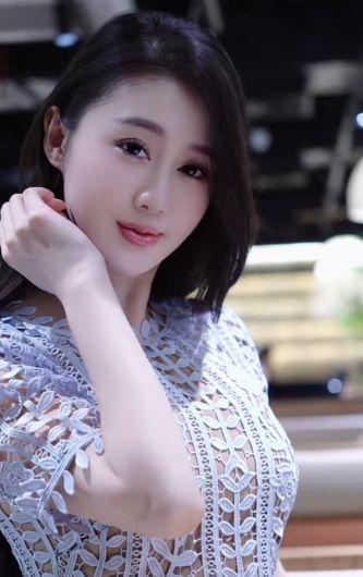 这样的女人有吗？
一个女人把身体给了你，
甘愿和你保持情人关系。
他不图你的钱，