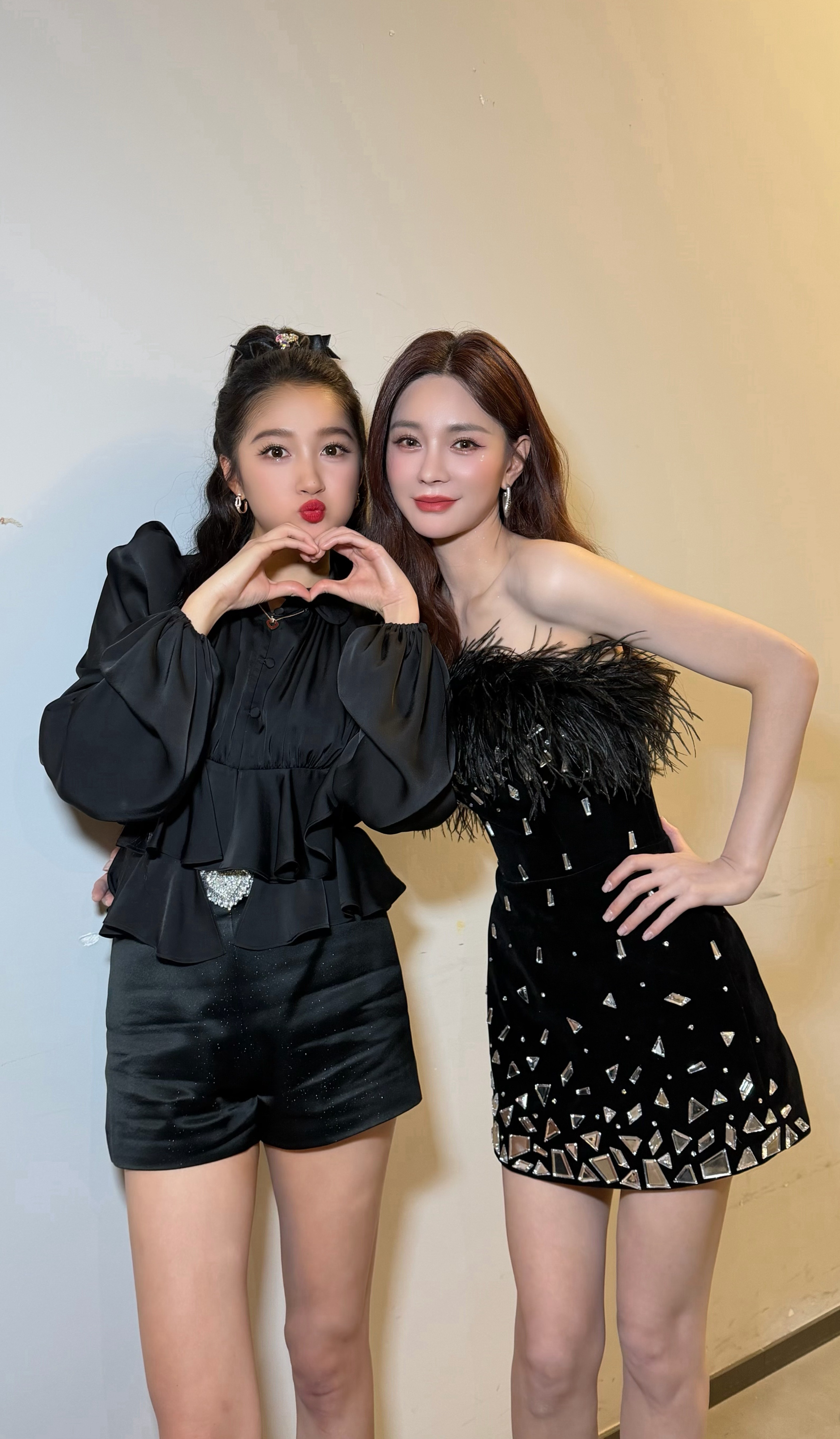 关晓彤李昀锐耀眼收视第一关晓彤 在复制粘贴的时代，你是手写的诗