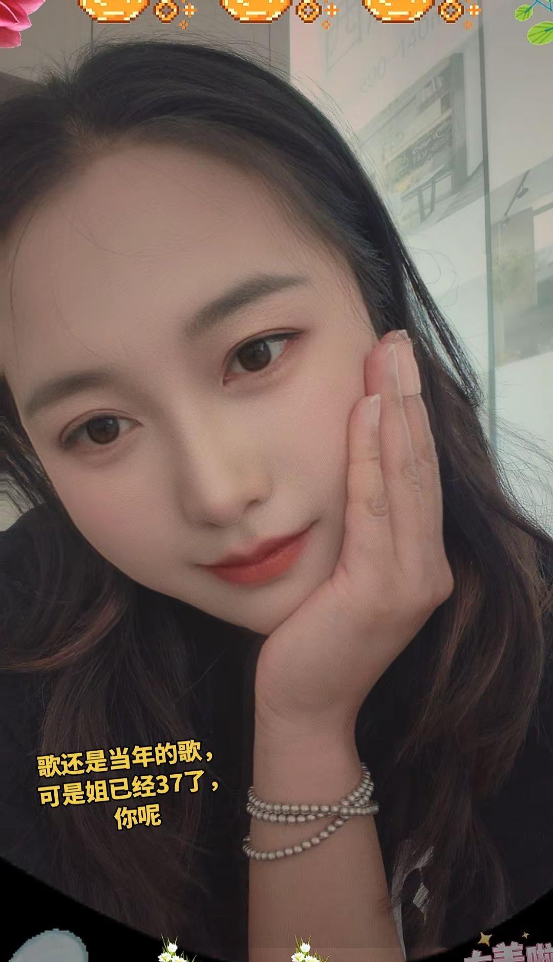 总以为自己还很年轻，却忽略了岁月脚步，当身边的一道道风景变成了回忆，才忽然发现，